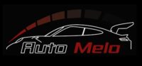 Logo Auto Melo : silhouette blanche de voiture de sport avec aileron, sur fond noir. Jauge de vitesse rouge-brun dégradée au-dessus.